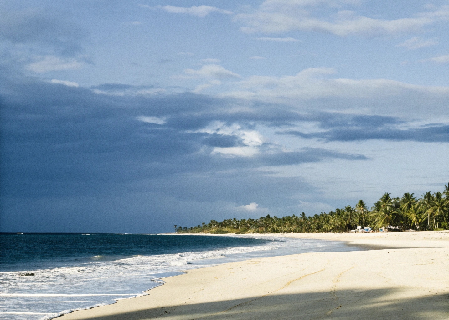Panorama della spiaggia di San Lorenzo a Noto, Sicilia con sabbia dorata e mare cristallino
