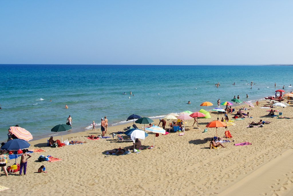 Vista dal lido sulla spiaggia di San Lorenzo con palme e mare turchese